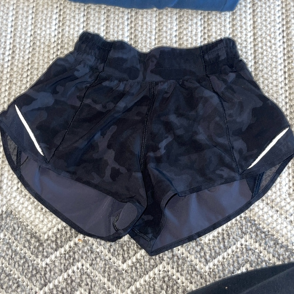 Lululemon hotty hot shorts 2.5”
